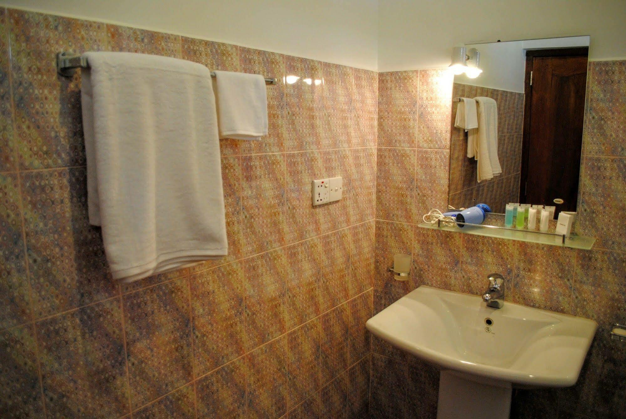 Miura Dutch Edge Hotel Negombo Kültér fotó